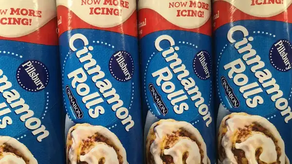 Por qué deberías desenrollar los rollos de canela enlatados para que se vean y sepan como los de una panadería