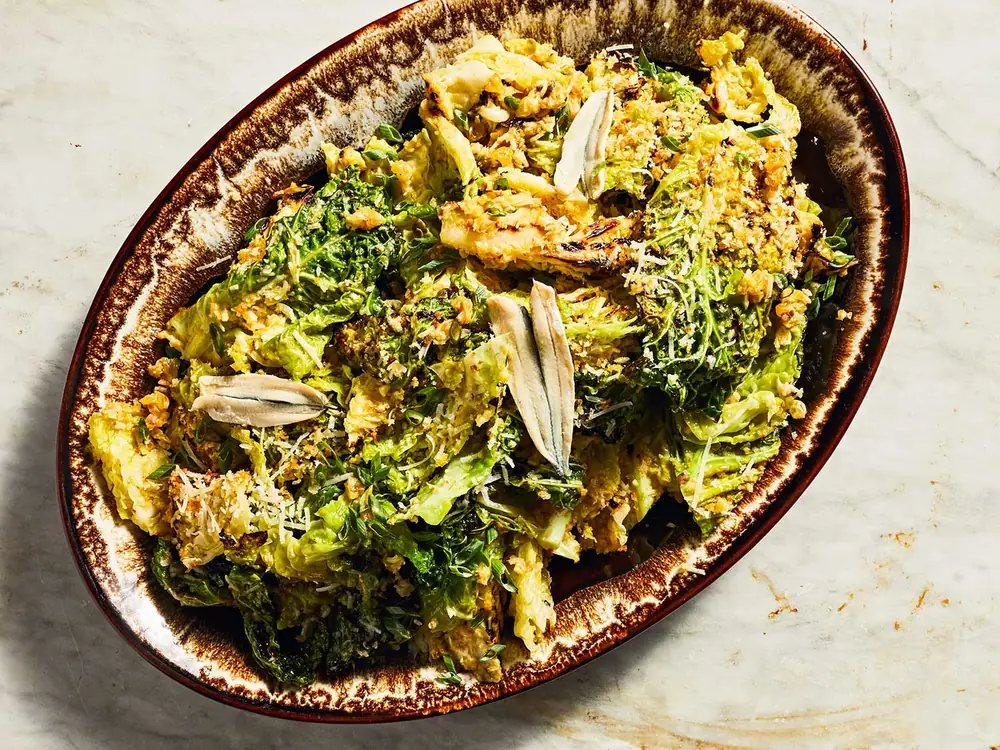 Esta ensalada César de repollo a la parrilla es incluso mejor que la original.