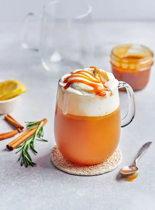 Warm mocktails with apple, rosemary and butter