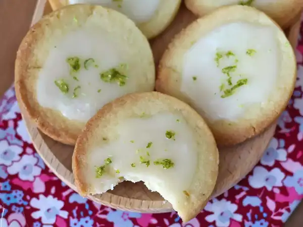 Lime butter cookies with icing