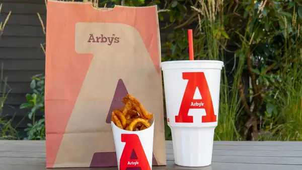 El truco del sándwich de rosbif de Arby's que prescinde del pan