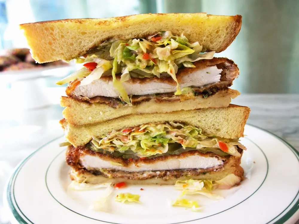 Este extravagante sándwich de pollo frito de Montreal te robará el corazón.