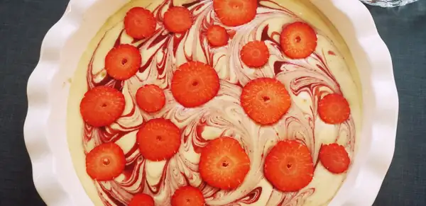 Take advantage of the season: a quick pastry that combines fresh strawberries and jam