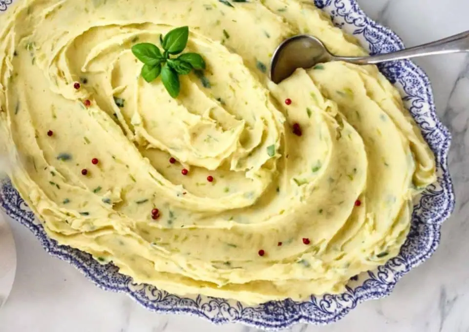 Puré de patatas con cebolla caramelizada y yogur griego