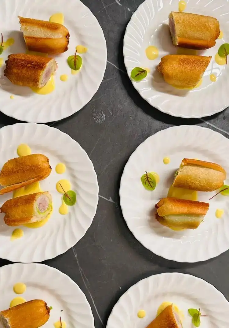 Tuna rolls in a bread crust and aioli sauce