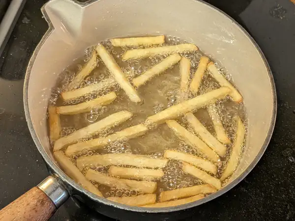 ¿La mejor manera de desechar el aceite de freír? No lo hagas