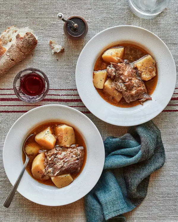 Estofado de costillas de cerdo ahumadas al estilo español con patatas y pimentón