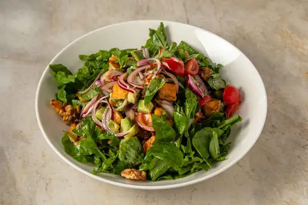 Ensalada de halloumi y rúcula