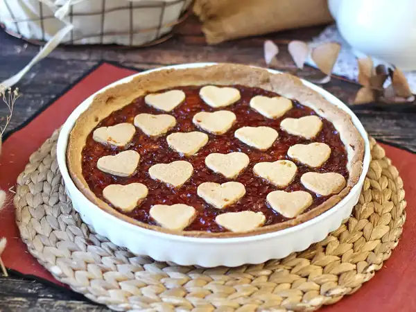 Italian strawberry jam crostata, the perfect dessert for Valentine's Day