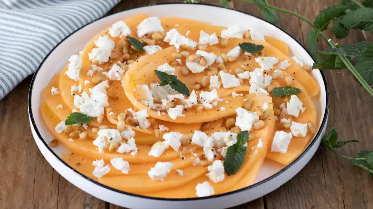 ¿Buscas un aperitivo refrescante para el verano sin tener que encender la cocina? Este carpaccio de melón con queso feta y menta se prepara en 15 minutos y es la solución perfecta