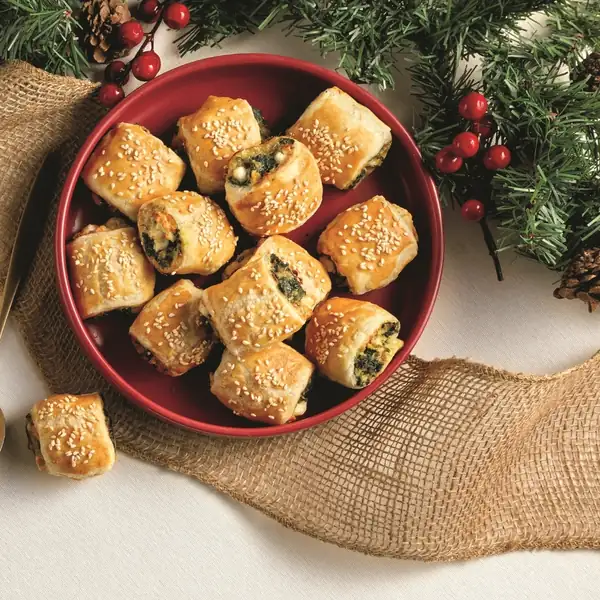 Puff pastry bites with eggs, spinach and feta