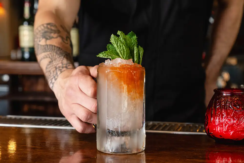 Un emblemático y auténtico bar de cócteles neoyorquino hace su debut en la Sexta Calle de Austin