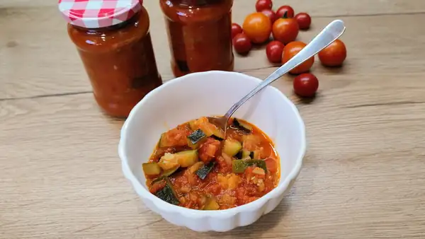 Zucchini in tomato sauce for the winter