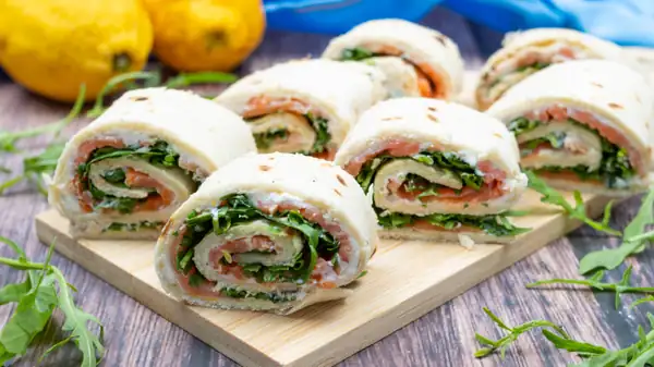 Summer dinner with friends? The foolproof trick to make perfect, super-fresh salmon piadina rolls in just 10 minutes!