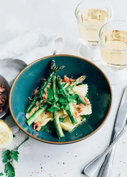 Fresh ravioli with green asparagus