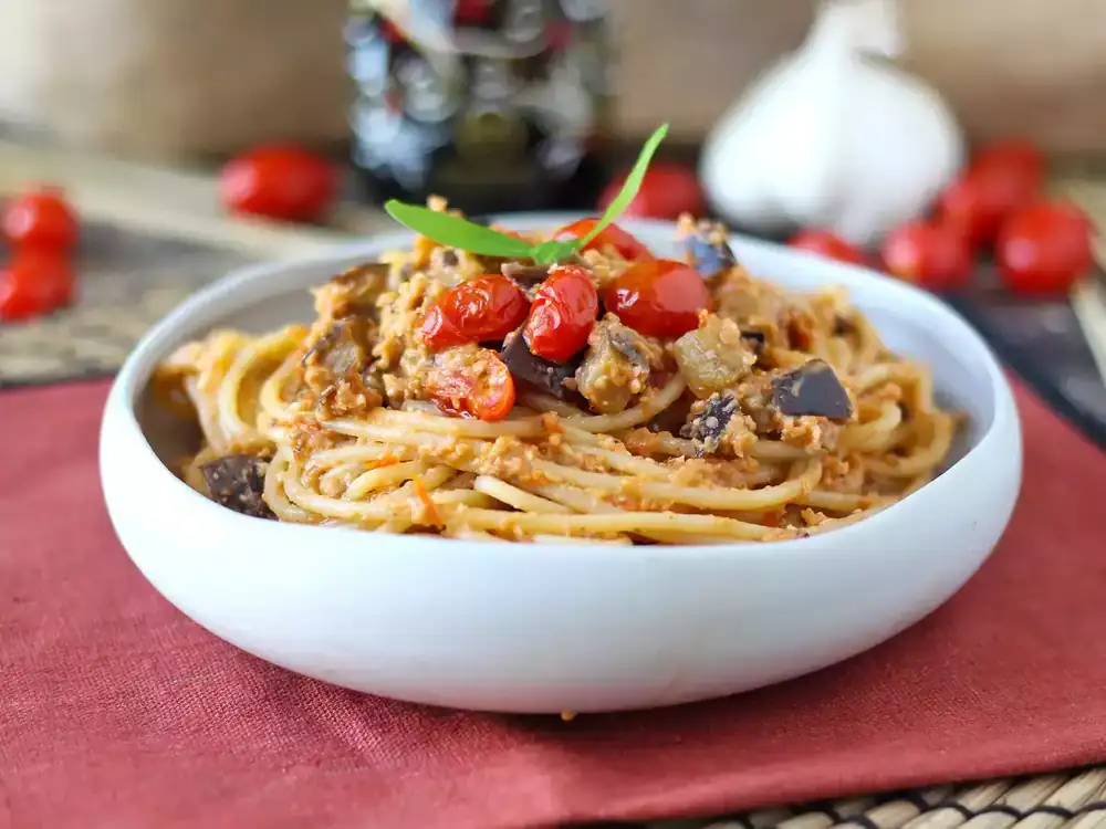 Creamy pasta with roasted eggplant and cherry tomatoes, without cream
