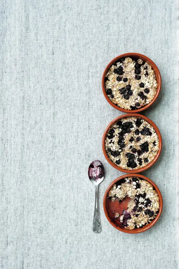 Oven-baked oatmeal with blueberries