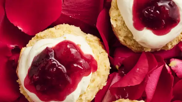Mermelada de fresa con pétalos de rosa
