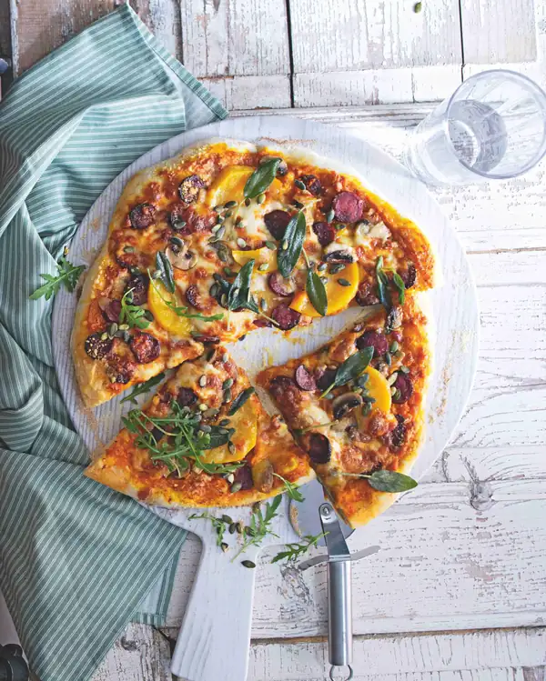 Pizza with pumpkin-tomato sauce, pumpkin and chorizo