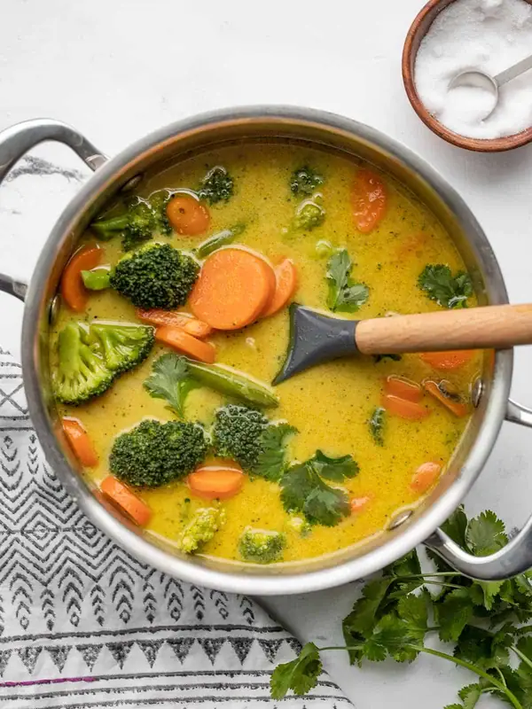 ¡Este curry de verduras de 15 minutos está lleno de un sabor cremoso y delicioso!