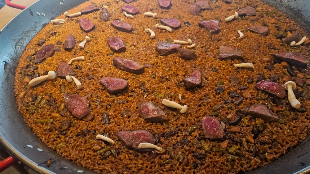 Béton Brut recurre a sus ingredientes de reserva para su menú diario: croquetas de Cinco Jotas, arroz y vino de Alicante