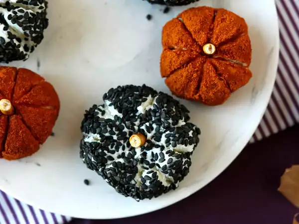 Pumpkin-shaped cheese balls: the easiest and cutest Halloween appetizer