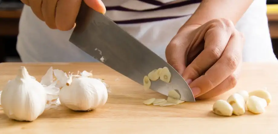 You've been cutting garlic wrong all this time: the difference in taste is huge