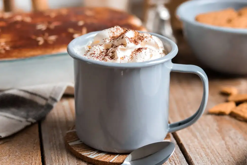 Haz que tu chocolate caliente sea más delicioso añadiéndole una cucharada de un ingrediente básico de la despensa que cuesta solo 95 peniques
