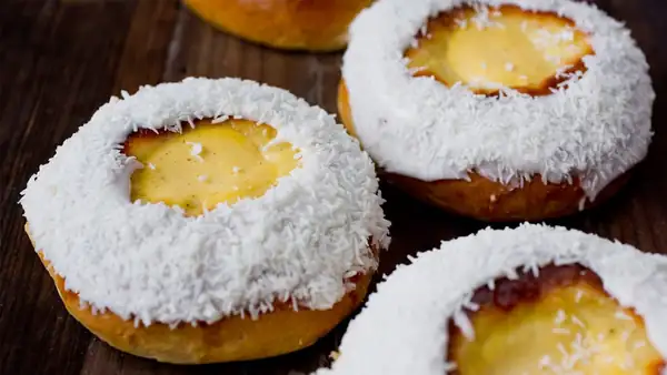 School buns with vanilla cream