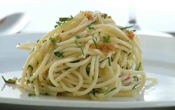 Spaghetti Aglio e Olio (Spaghetti w/ Garlic and Olive Oil)