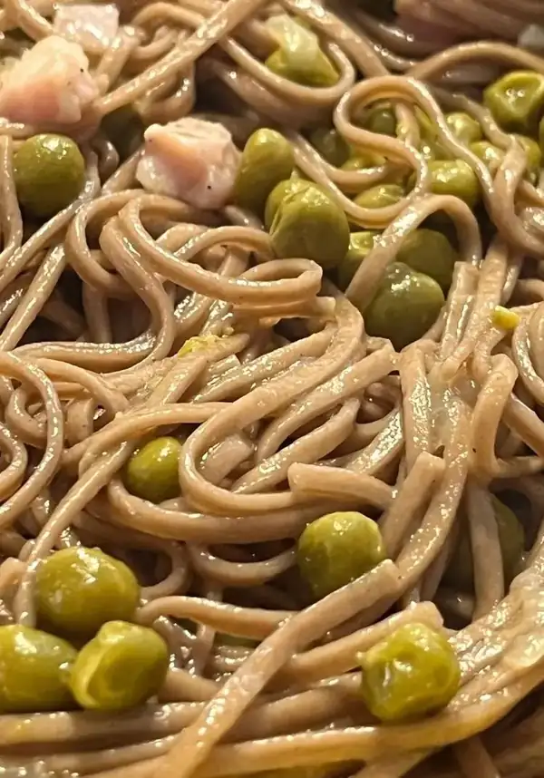 Soba con guisantes y tocino