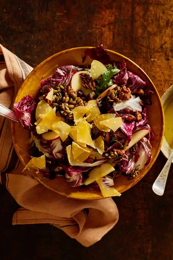 Ensalada de radicchio y manzana con vinagreta de mostaza y arce