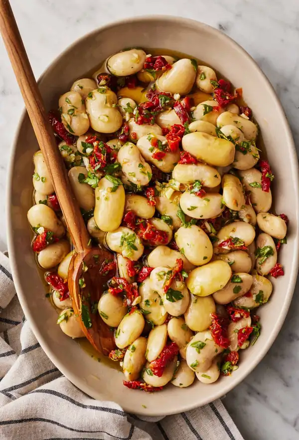 Frijoles gigantes marinados