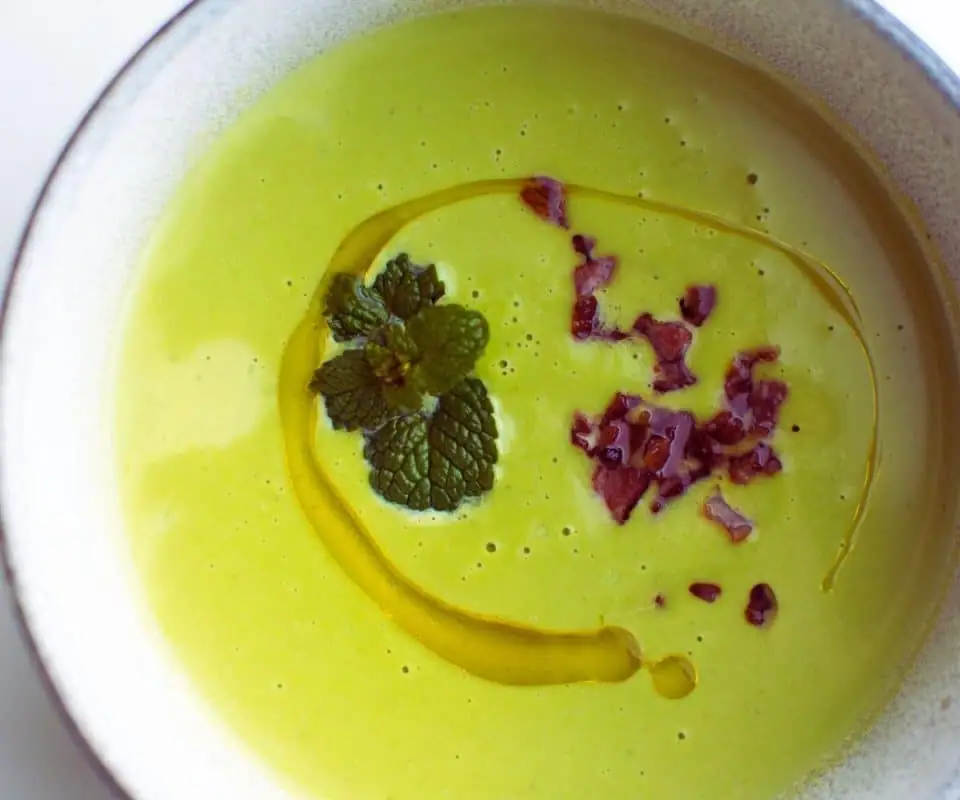 Sopa de menta y guisantes con tocino