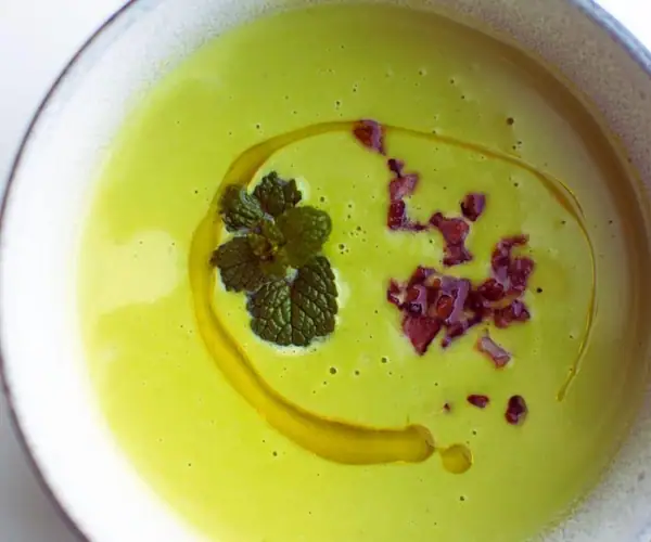 Sopa de menta y guisantes con tocino