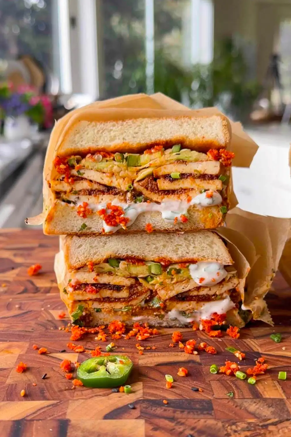 Sándwich de tofu con ajo asado y coco