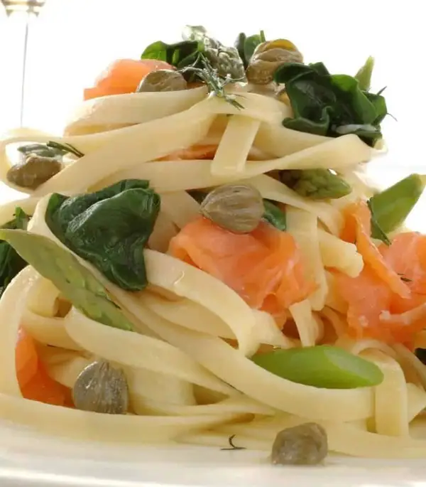 Fettuccine con salmón y espárragos en aceite de limón y eneldo