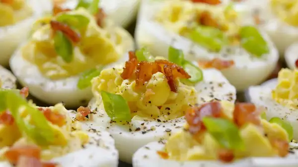 Ingredientes inesperados para realzar el sabor de tus huevos rellenos
