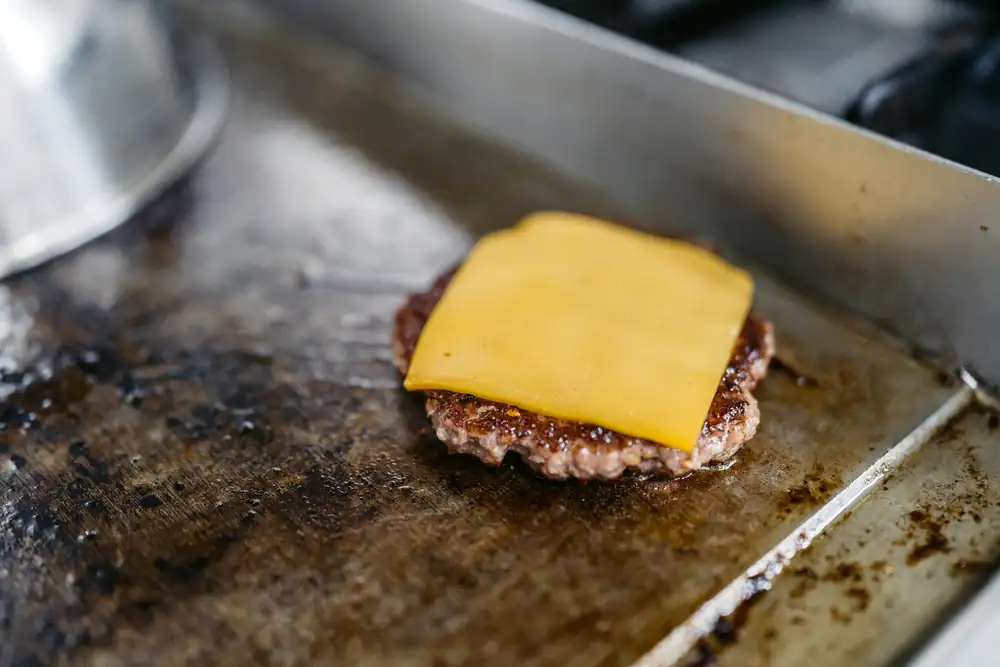 ¿Qué cadenas de comida rápida usan queso de verdad? Lo investigamos.