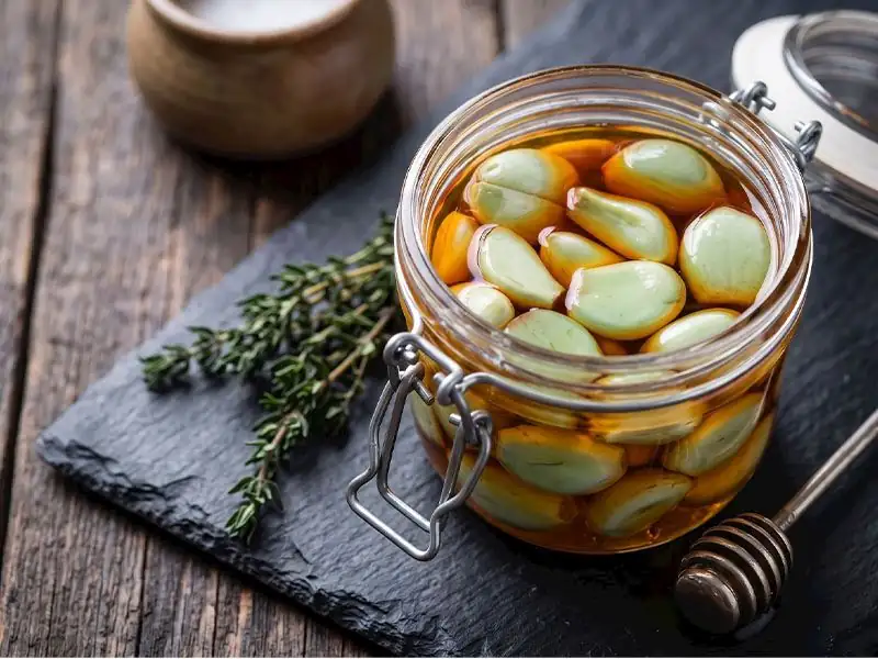 Why does garlic turn blue when making pickles?