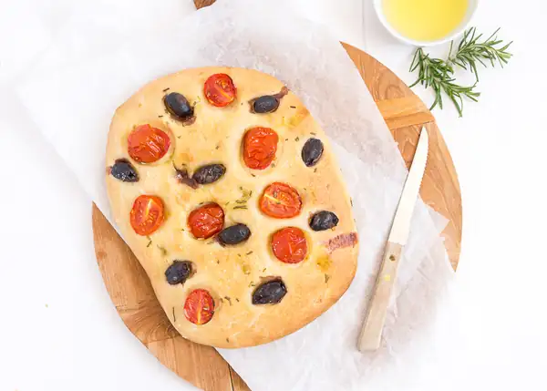 Focaccia de aceitunas y tomate