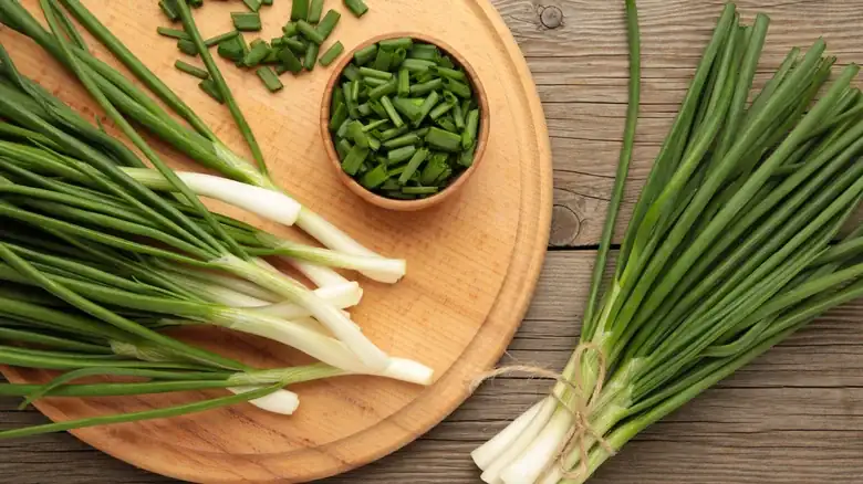 How Are Chives Different From Green Onions?