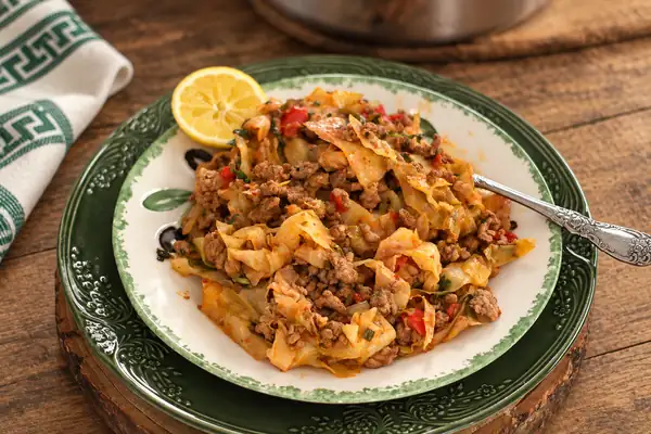 Col mediterránea sucia con carne de res