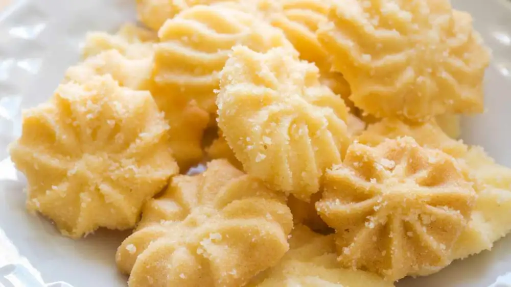 I make them with whipped shortcrust pastry, I soak lemon biscuits in milk and I face the day with an extra boost