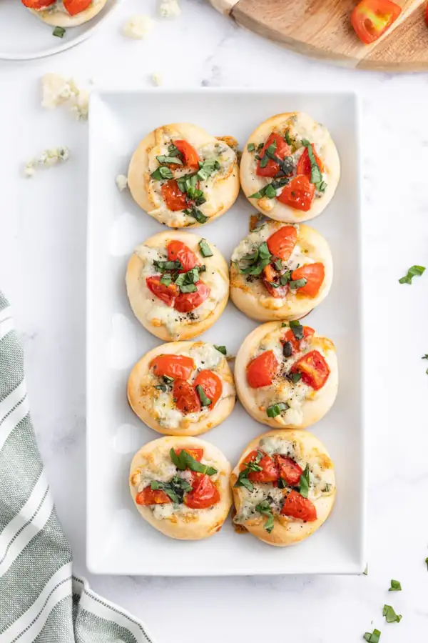 Pizzeta con gorgonzola, tomate y albahaca