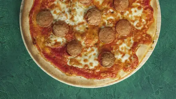 Sencillos y cotidianos, los perritos calientes destacan como un ingrediente único para la pizza