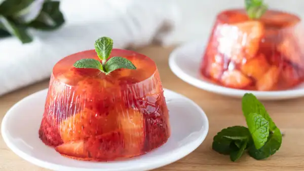 Strawberry and Muscat Aspic: An elegant dessert ready in 20 minutes!