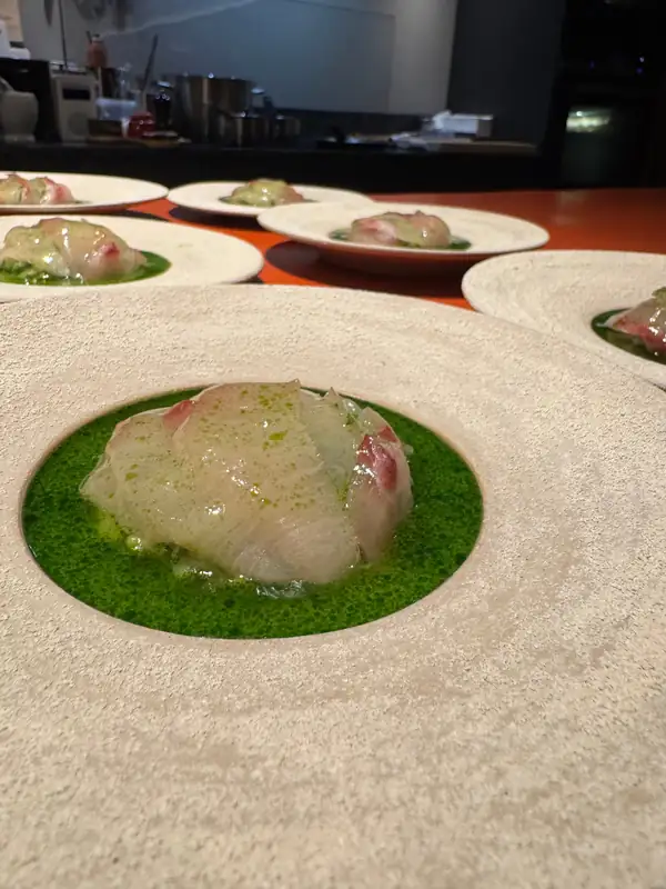 Halibut crudo marinado con aguacate