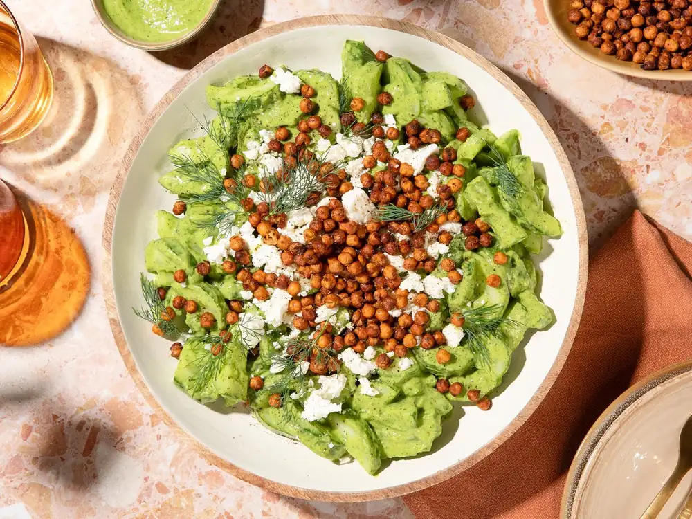 Ensalada de pepino Green Goddess con garbanzos y harissa