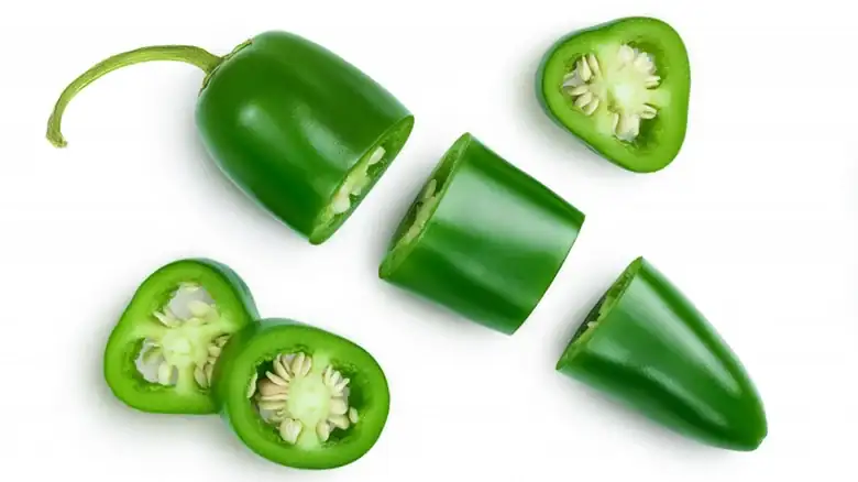 Para quitarle las semillas a un jalapeño fácilmente, solo tienes que darle una vuelta